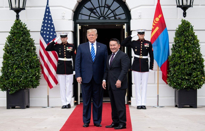 Những món quà siêu độc mà “Quý tử nước Mỹ” Barron Trump nhận được từ người nổi tiếng, đỉnh nhất là món quà từ Tổng thống Mông Cổ - Ảnh 7.