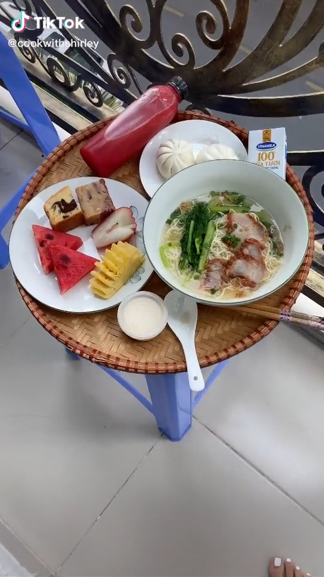 Cận cảnh bữa ăn sáng cách ly trong khách sạn ở Việt Nam khiến ai cũng trầm trồ vì quá thịnh soạn - Ảnh 2.