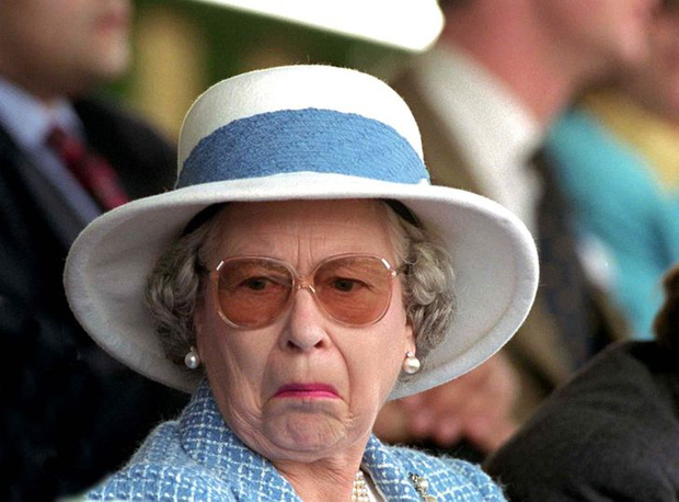 Nổi tiếng là nữ tướng nghiêm nghị, quyền lực bậc nhất thế giới, Nữ hoàng Anh cũng lắm lúc để lộ những khoảnh khắc “siêu lầy lội” thế này đây - Ảnh 2.