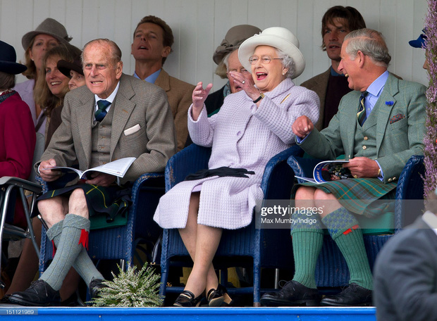 Nổi tiếng là nữ tướng nghiêm nghị, quyền lực bậc nhất thế giới, Nữ hoàng Anh cũng lắm lúc để lộ những khoảnh khắc “siêu lầy lội” thế này đây - Ảnh 11.