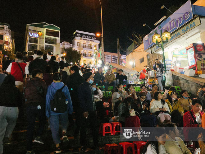 Cảnh tượng trái ngược tại Đà Lạt trong ngày Chủ nhật đầu tiên của năm mới: Nơi đông chen không thở nổi, chỗ lại “vắng tanh vắng lạnh” - Ảnh 19.