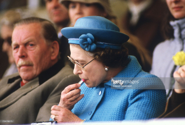 Nổi tiếng là nữ tướng nghiêm nghị, quyền lực bậc nhất thế giới, Nữ hoàng Anh cũng lắm lúc để lộ những khoảnh khắc “siêu lầy lội” thế này đây - Ảnh 4.