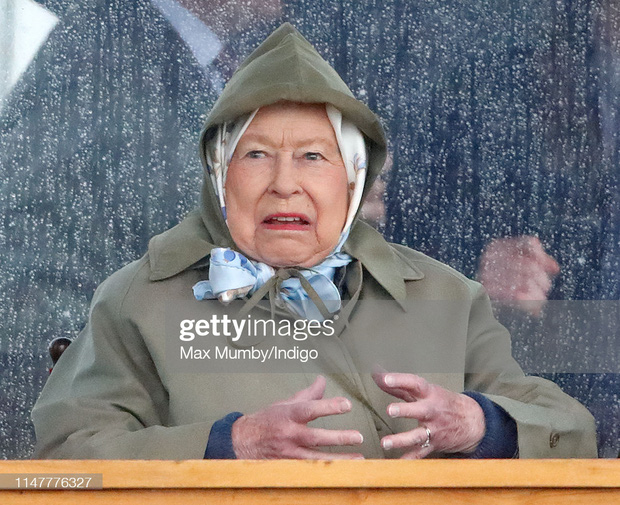 Nổi tiếng là nữ tướng nghiêm nghị, quyền lực bậc nhất thế giới, Nữ hoàng Anh cũng lắm lúc để lộ những khoảnh khắc “siêu lầy lội” thế này đây - Ảnh 6.