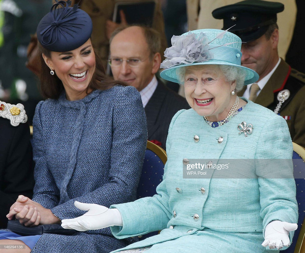 Nổi tiếng là nữ tướng nghiêm nghị, quyền lực bậc nhất thế giới, Nữ hoàng Anh cũng lắm lúc để lộ những khoảnh khắc “siêu lầy lội” thế này đây - Ảnh 9.