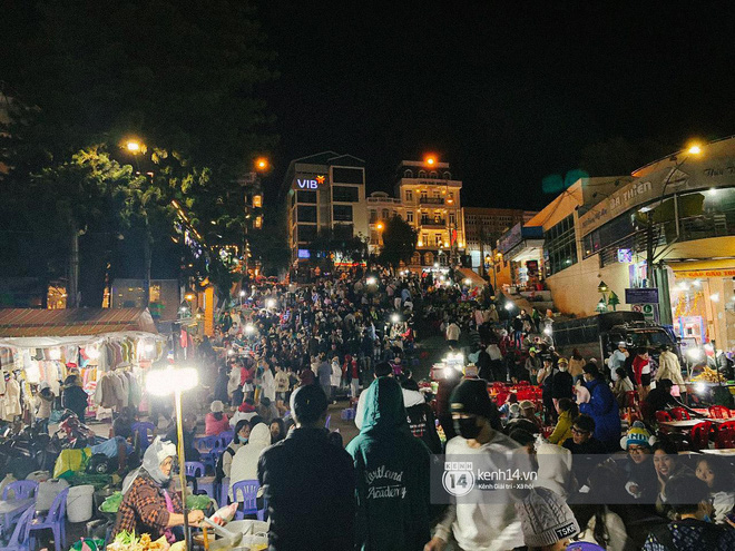 Cảnh tượng trái ngược tại Đà Lạt trong ngày Chủ nhật đầu tiên của năm mới: Nơi đông chen không thở nổi, chỗ lại “vắng tanh vắng lạnh” - Ảnh 10.