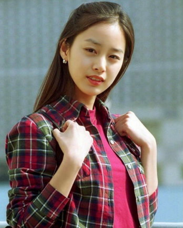 Hot lại bộ ảnh Kim Tae Hee thời sinh viên: Nhan sắc chấp camera mờ nhòe, bảo sao thành nữ thần Đại học Quốc gia Seoul - Ảnh 1.