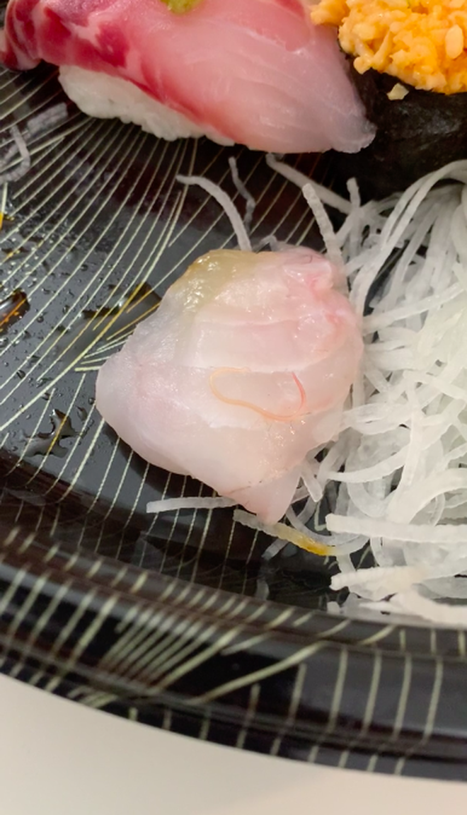 Order đĩa sushi hơn 2 triệu đồng, thực khách hoảng hồn khi thấy nguyên con giun “nhảy múa” trên phần ăn, phản ứng của nhà hàng mới bất ngờ - Ảnh 3.