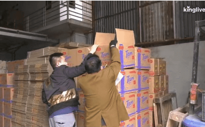 Video: Bắt quả tang xưởng ở Hà Nội "phù phép" bánh kẹo hết hạn thành hàng mới để bán dịp Tết