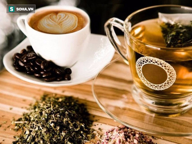 Uống trà hay uống cà phê tốt hơn? Chuyên gia lưu ý cách uống trà và cà phê hại sức khoẻ - Ảnh 1.