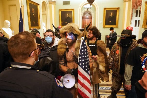 Ác mộng ngày kiểm phiếu: Người biểu tình chễm chệ ở phòng Chủ tịch Hạ viện; Mỹ huy động 2.700 binh sĩ để bảo vệ thủ đô Washington - Ảnh 1.