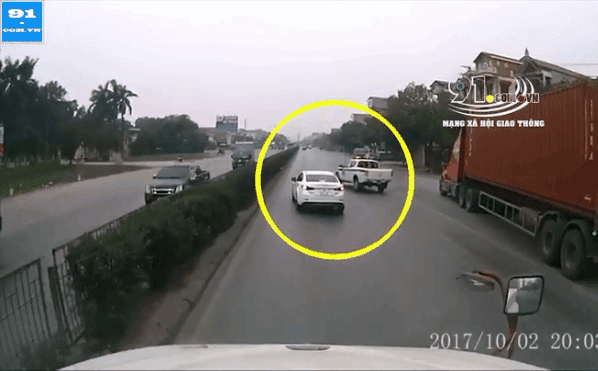 CLIP: Xe chuyên dụng truy đuổi Mazda trên quốc lộ, CSGT gõ cửa liên hồi, kéo tài xế ra ngoài