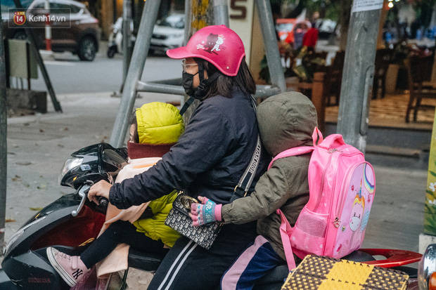 Chùm ảnh: Hà Nội chìm trong rét buốt nhất từ đầu mùa, nhiều người khoác 5, 6 lớp áo chống lại cái rét xấp xỉ 10 độ C - Ảnh 2.