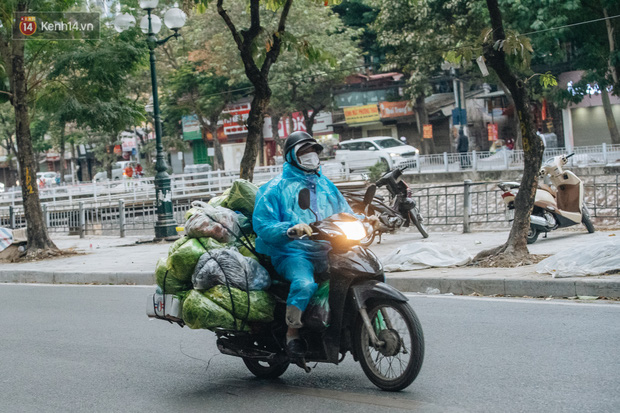 Chùm ảnh: Hà Nội chìm trong rét buốt nhất từ đầu mùa, nhiều người khoác 5, 6 lớp áo chống lại cái rét xấp xỉ 10 độ C - Ảnh 3.