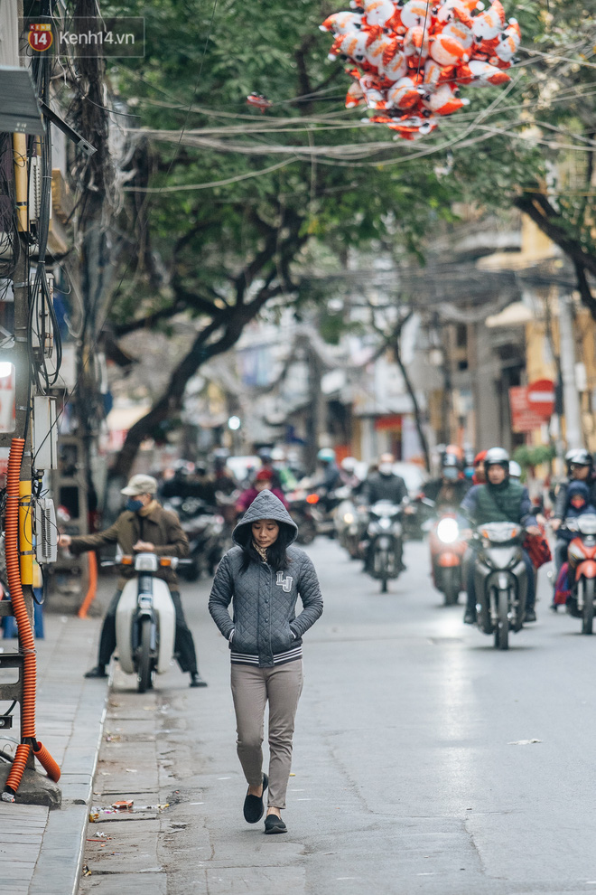 Chùm ảnh: Hà Nội chìm trong rét buốt nhất từ đầu mùa, nhiều người khoác 5, 6 lớp áo chống lại cái rét xấp xỉ 10 độ C - Ảnh 32.