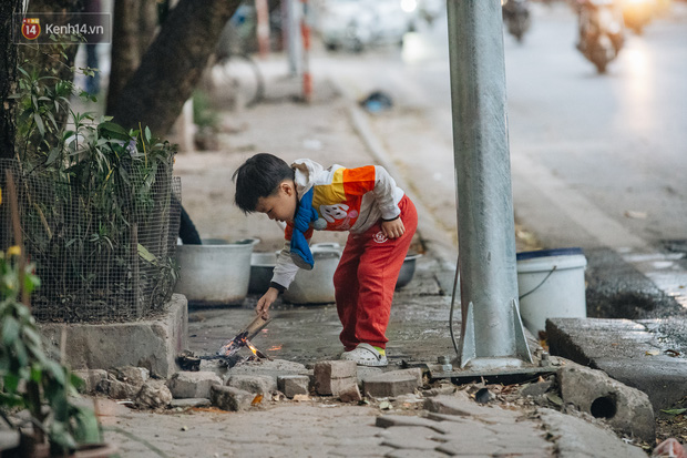 Chùm ảnh: Hà Nội chìm trong rét buốt nhất từ đầu mùa, nhiều người khoác 5, 6 lớp áo chống lại cái rét xấp xỉ 10 độ C - Ảnh 8.