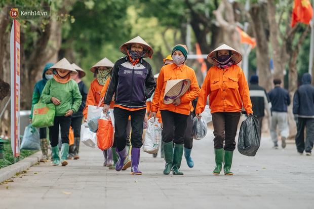 Chùm ảnh: Hà Nội chìm trong rét buốt nhất từ đầu mùa, nhiều người khoác 5, 6 lớp áo chống lại cái rét xấp xỉ 10 độ C - Ảnh 16.