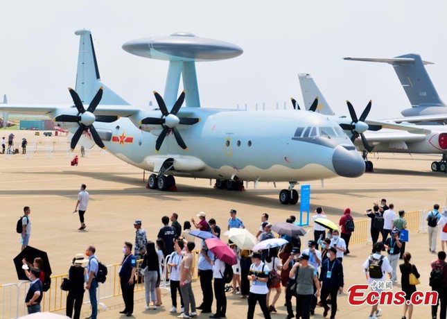 Trung Quốc khoe hàng loạt khí tài quân sự tại Airshow China 2021 - Ảnh 1.