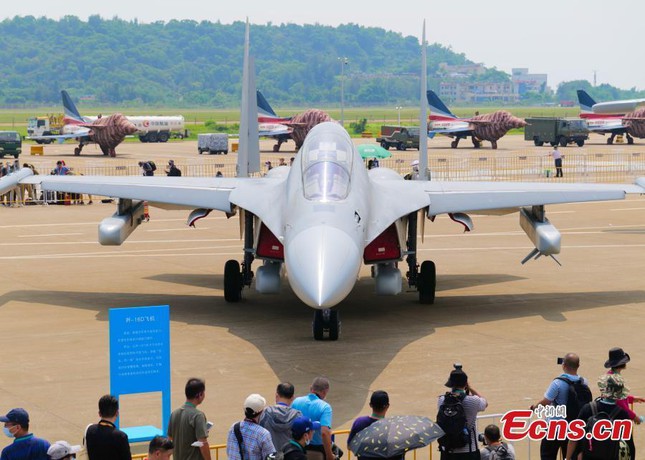 Trung Quốc khoe hàng loạt khí tài quân sự tại Airshow China 2021 - Ảnh 2.