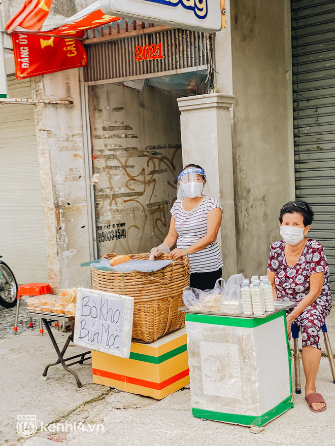 HOT nhất Sài Gòn sáng nay: Hàng bánh mì quá trời đắt khách, người bán quẹt pate mà tưởng nâng tạ - Ảnh 2.