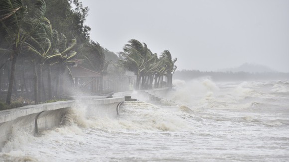 Áp thấp nhiệt đới trên biển Đông có khả năng mạnh lên thành bão - Ảnh 1.
