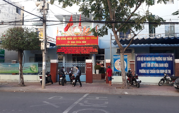 Hà Nội thêm 8 F0, có ca đã tiêm đủ 2 mũi vắc xin; người đàn ông bất ngờ bị phạt 2 triệu đồng khi ra ngân hàng về - Ảnh 1.