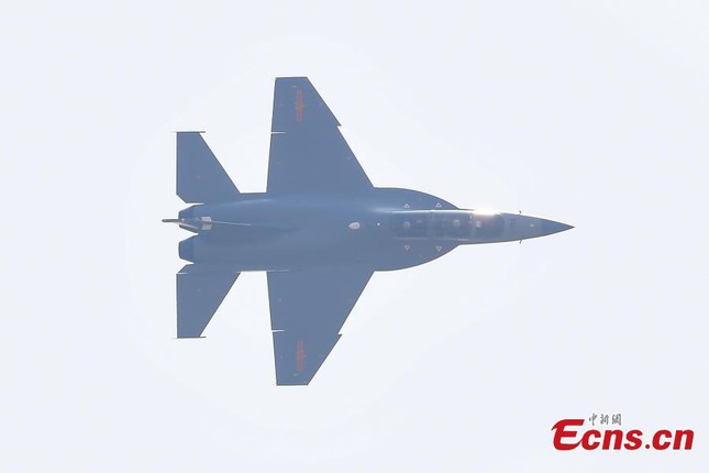 Trung Quốc khoe hàng loạt khí tài quân sự tại Airshow China 2021 - Ảnh 11.