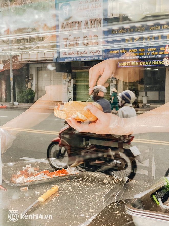 HOT nhất Sài Gòn sáng nay: Hàng bánh mì quá trời đắt khách, người bán quẹt pate mà tưởng nâng tạ - Ảnh 12.