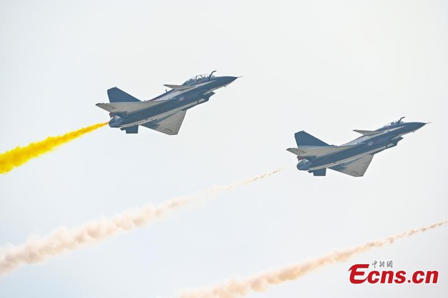 Trung Quốc khoe hàng loạt khí tài quân sự tại Airshow China 2021 - Ảnh 13.