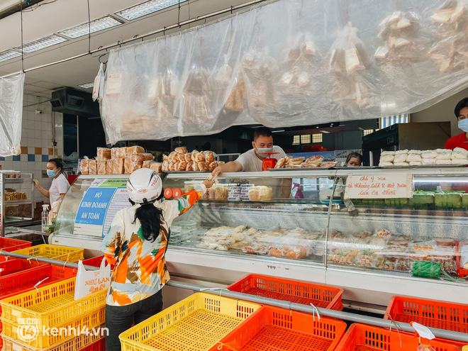 HOT nhất Sài Gòn sáng nay: Hàng bánh mì quá trời đắt khách, người bán quẹt pate mà tưởng nâng tạ - Ảnh 14.