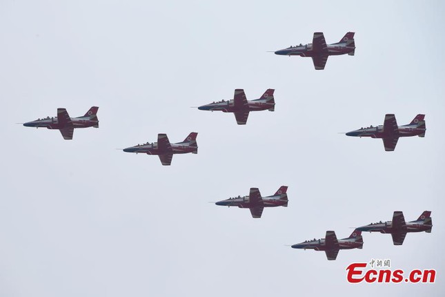 Trung Quốc khoe hàng loạt khí tài quân sự tại Airshow China 2021 - Ảnh 15.