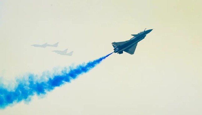 Trung Quốc khoe hàng loạt khí tài quân sự tại Airshow China 2021 - Ảnh 17.