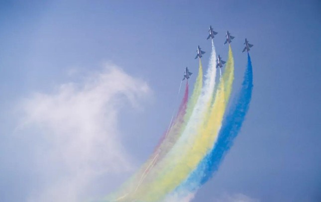 Trung Quốc khoe hàng loạt khí tài quân sự tại Airshow China 2021 - Ảnh 20.