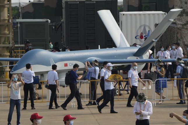 Trung Quốc khoe hàng loạt khí tài quân sự tại Airshow China 2021 - Ảnh 3.