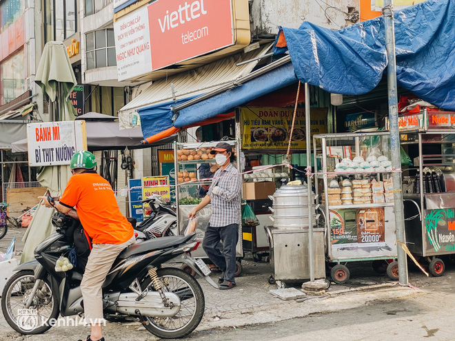 HOT nhất Sài Gòn sáng nay: Hàng bánh mì quá trời đắt khách, người bán quẹt pate mà tưởng nâng tạ - Ảnh 3.