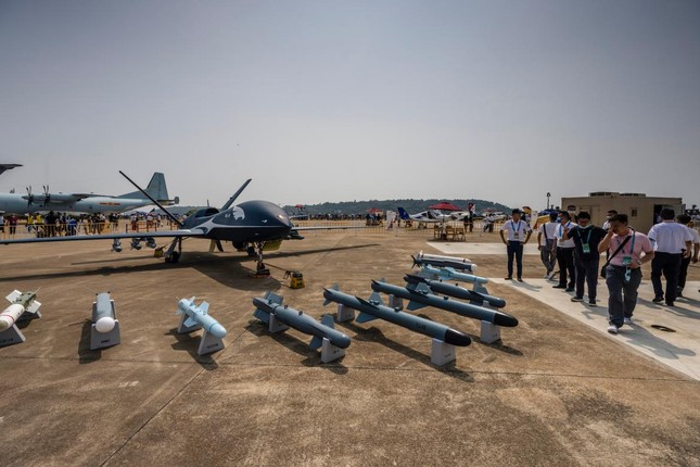 Trung Quốc khoe hàng loạt khí tài quân sự tại Airshow China 2021 - Ảnh 4.