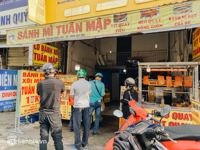 HOT nhất Sài Gòn sáng nay: Hàng bánh mì quá trời đắt khách, người bán quẹt pate mà tưởng nâng tạ - Ảnh 4.