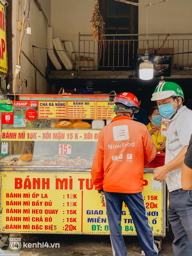 HOT nhất Sài Gòn sáng nay: Hàng bánh mì quá trời đắt khách, người bán quẹt pate mà tưởng nâng tạ - Ảnh 5.