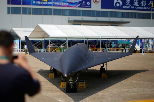 Trung Quốc khoe hàng loạt khí tài quân sự tại Airshow China 2021 - Ảnh 6.