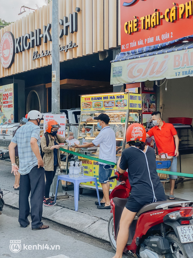 HOT nhất Sài Gòn sáng nay: Hàng bánh mì quá trời đắt khách, người bán quẹt pate mà tưởng nâng tạ - Ảnh 6.