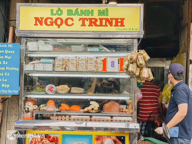 HOT nhất Sài Gòn sáng nay: Hàng bánh mì quá trời đắt khách, người bán quẹt pate mà tưởng nâng tạ - Ảnh 7.