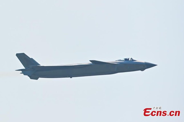 Trung Quốc khoe hàng loạt khí tài quân sự tại Airshow China 2021 - Ảnh 8.