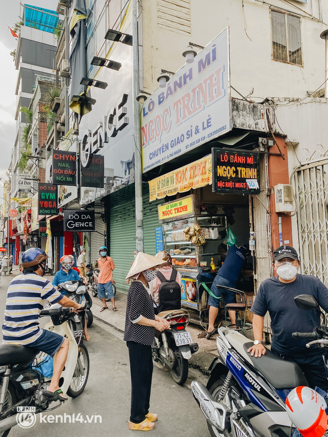 HOT nhất Sài Gòn sáng nay: Hàng bánh mì quá trời đắt khách, người bán quẹt pate mà tưởng nâng tạ - Ảnh 8.