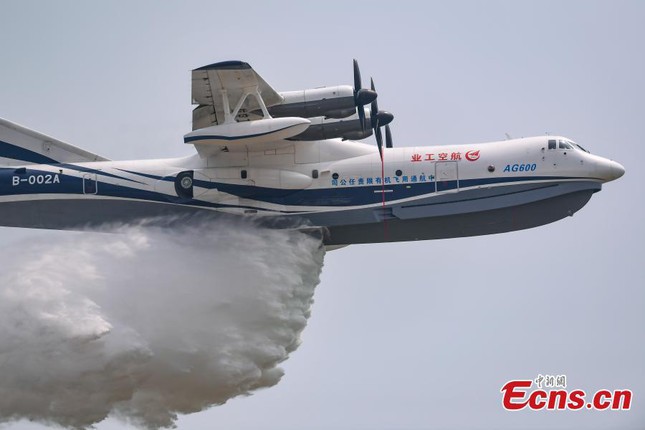 Trung Quốc khoe hàng loạt khí tài quân sự tại Airshow China 2021 - Ảnh 9.