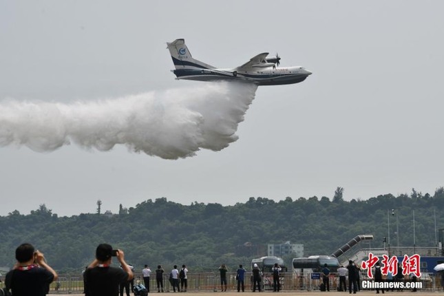 Trung Quốc khoe hàng loạt khí tài quân sự tại Airshow China 2021 - Ảnh 10.