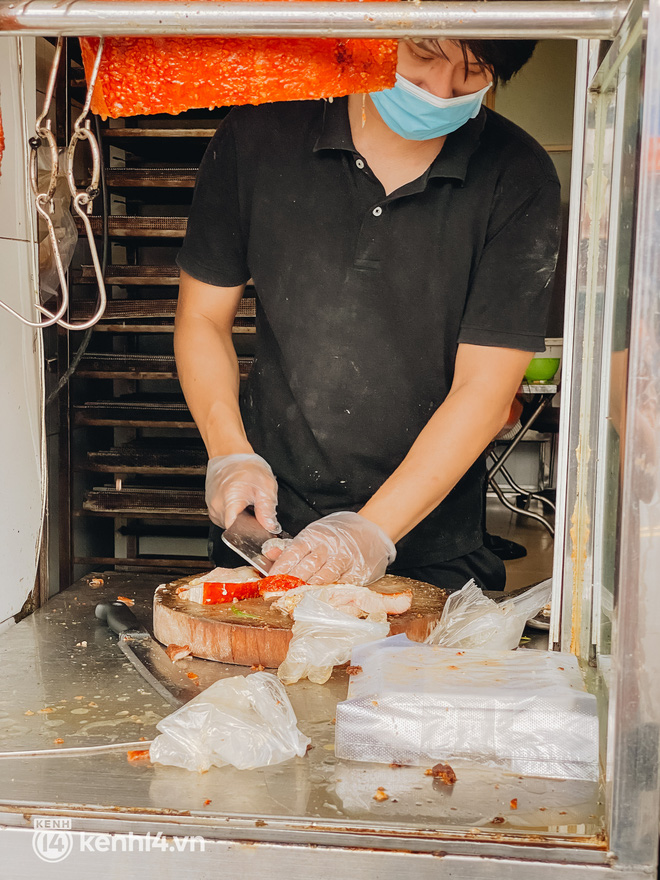 HOT nhất Sài Gòn sáng nay: Hàng bánh mì quá trời đắt khách, người bán quẹt pate mà tưởng nâng tạ - Ảnh 10.