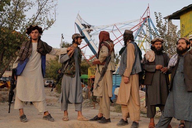 Lăm lăm ôm súng, chiến binh Taliban hào hứng đi công viên giải trí - Ảnh 2.