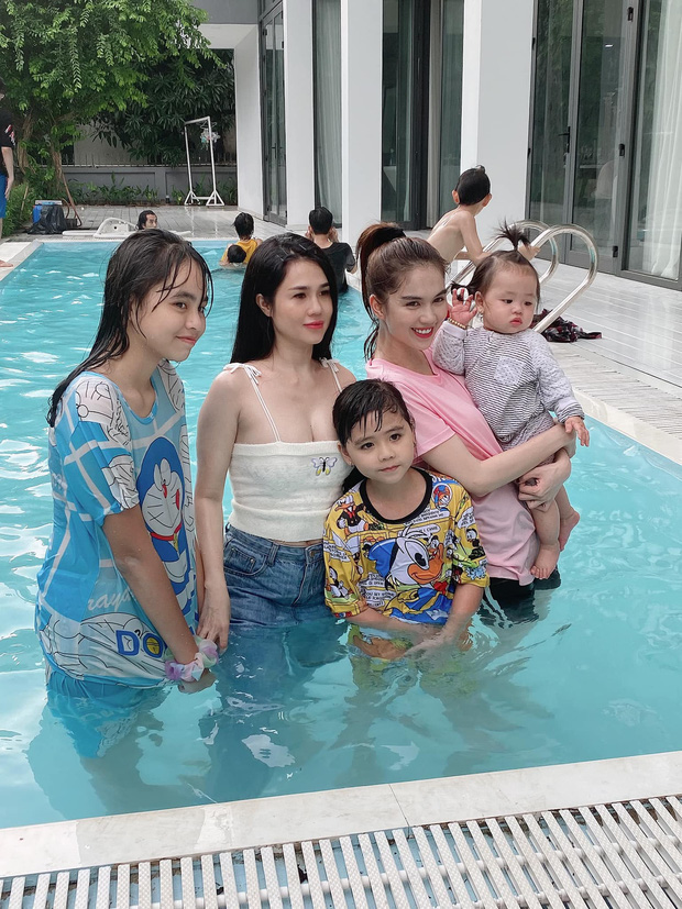 Hội chị - em đình đám của sao Vbiz: Nhà Nhã Phương gen quá trội, Ngọc Trinh nóng bỏng vẫn bị lu mờ bởi chị gái vì điểm này? - Ảnh 2. Hội chị - em đình đám của sao Vbiz: Nhà Nhã Phương gen quá trội, Ngọc Trinh nóng bỏng vẫn bị lu mờ bởi chị gái vì điểm này? - Ảnh 2.