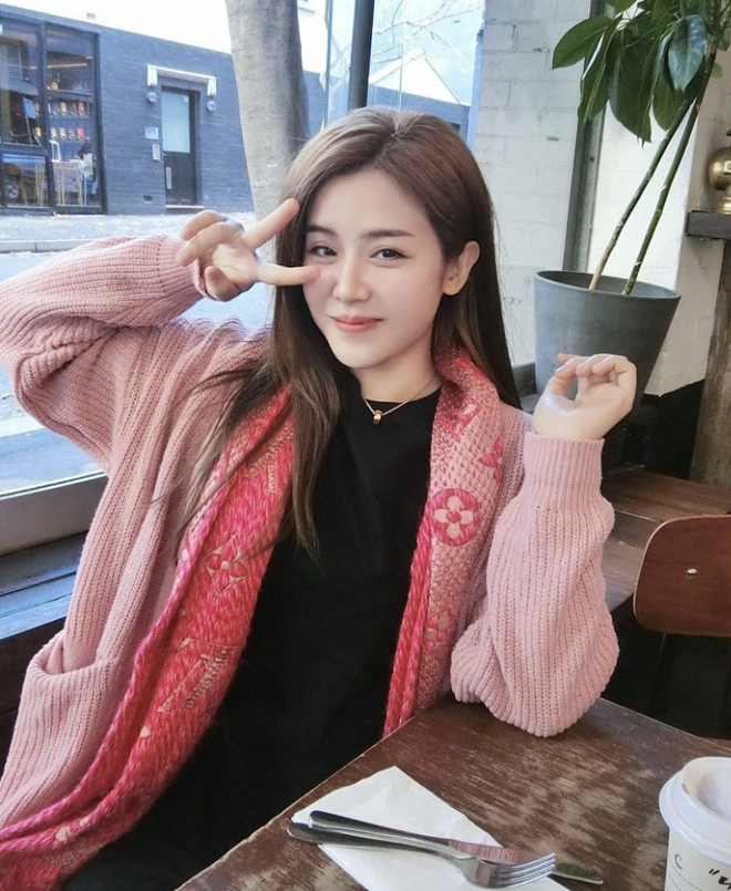 Hội chị - em đình đám của sao Vbiz: Nhà Nhã Phương gen quá trội, Ngọc Trinh nóng bỏng vẫn bị lu mờ bởi chị gái vì điểm này? - Ảnh 11. Hội chị - em đình đám của sao Vbiz: Nhà Nhã Phương gen quá trội, Ngọc Trinh nóng bỏng vẫn bị lu mờ bởi chị gái vì điểm này? - Ảnh 11.