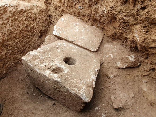 Đây là cái toilet xa xỉ 2.700 năm trước của giới thượng lưu: làm từ đá vôi, ngồi rất thoải mái - Ảnh 1.