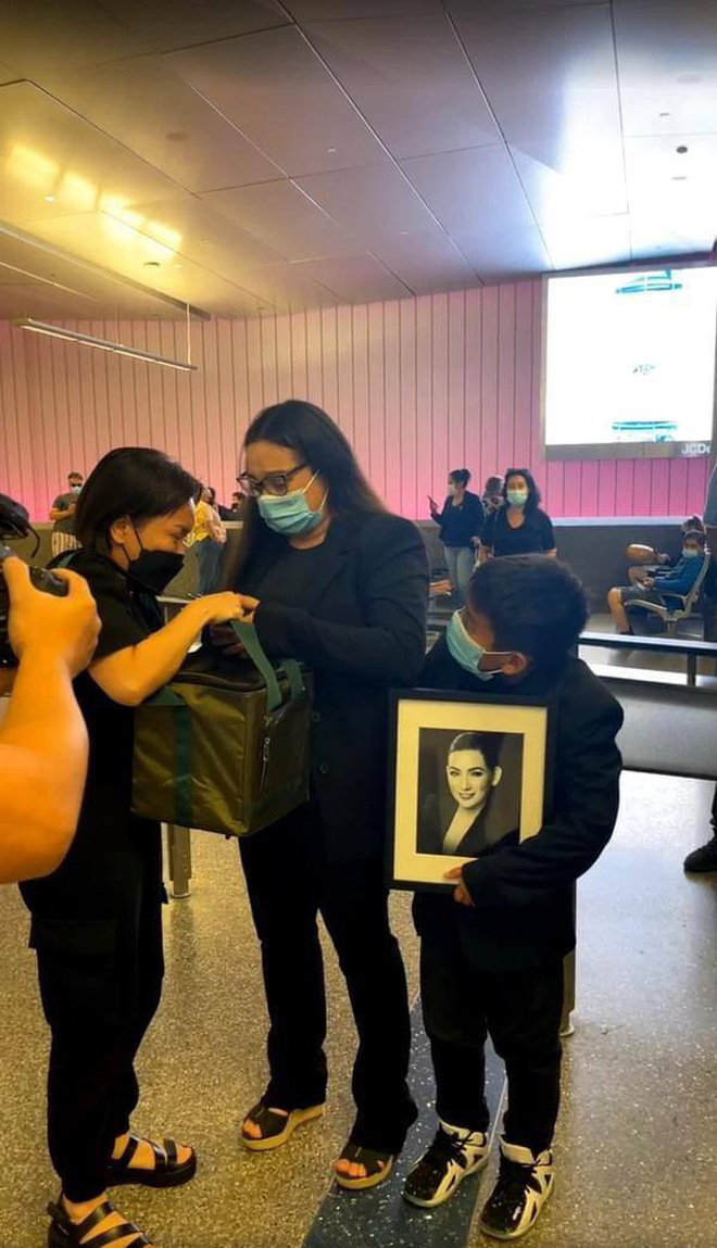 Cảnh tương phùng đau lòng nhất sáng nay: Cháu ruột ca sĩ Phi Nhung ôm chặt di ảnh, ngơ ngác nhìn lọ tro cốt của bà ngoại - Ảnh 2. Cảnh tương phùng đau lòng nhất sáng nay: Cháu ruột ca sĩ Phi Nhung ôm chặt di ảnh, ngơ ngác nhìn lọ tro cốt của bà ngoại - Ảnh 2.